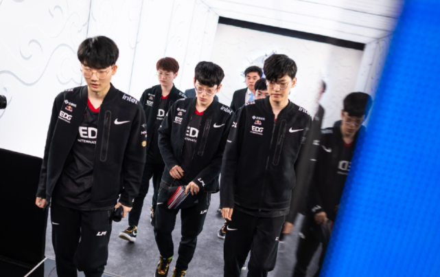 足球发展的 足球发展的